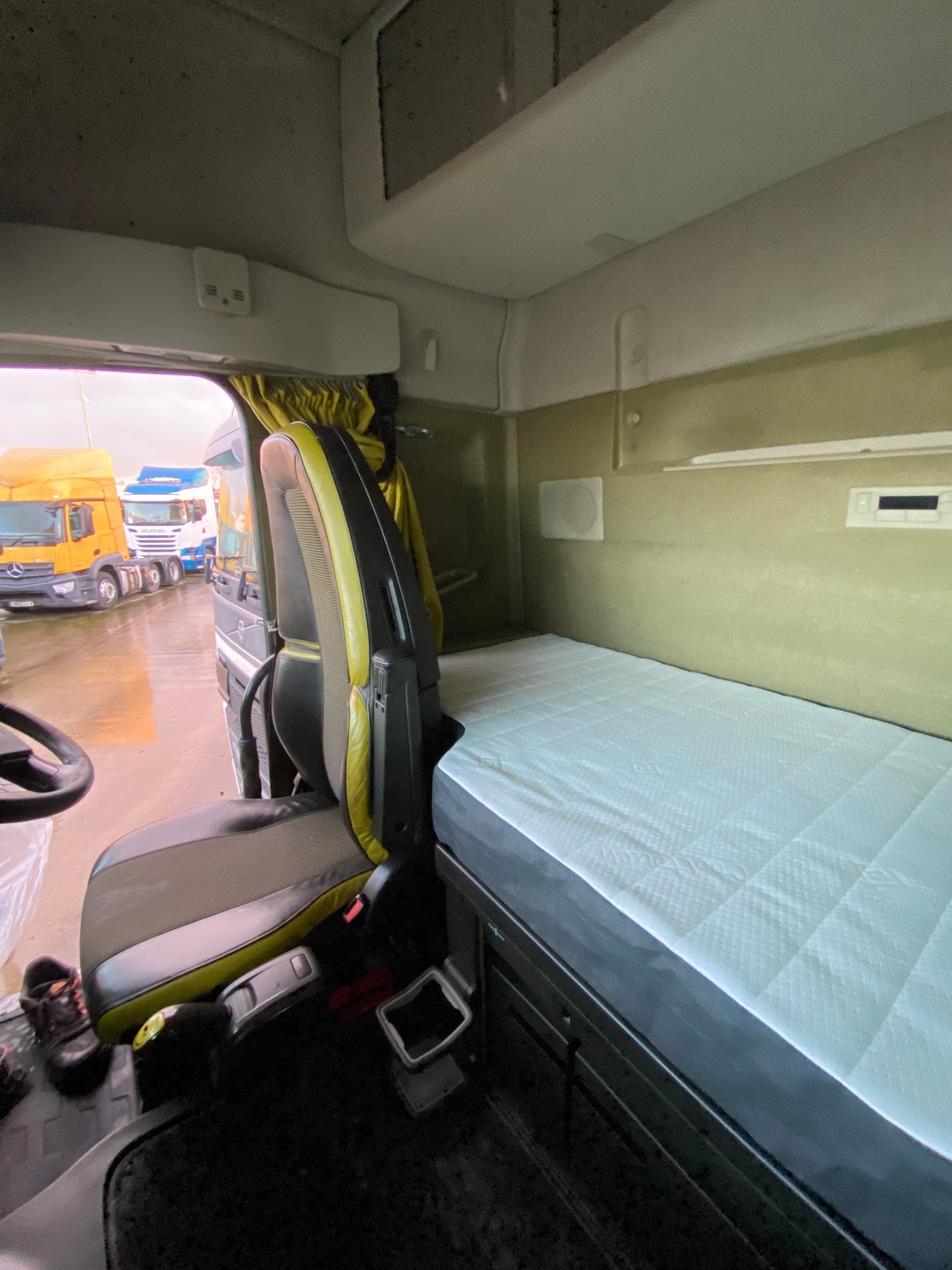Volvo FH4 (2014-Present) - Truck Mattress - Right Hand Drive